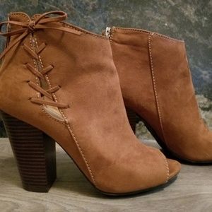 Anna brand booties size 7m